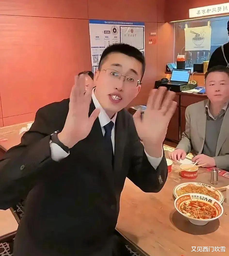 太有排面!小井现身北京,汪小菲高规格接待,两人并排一起用餐