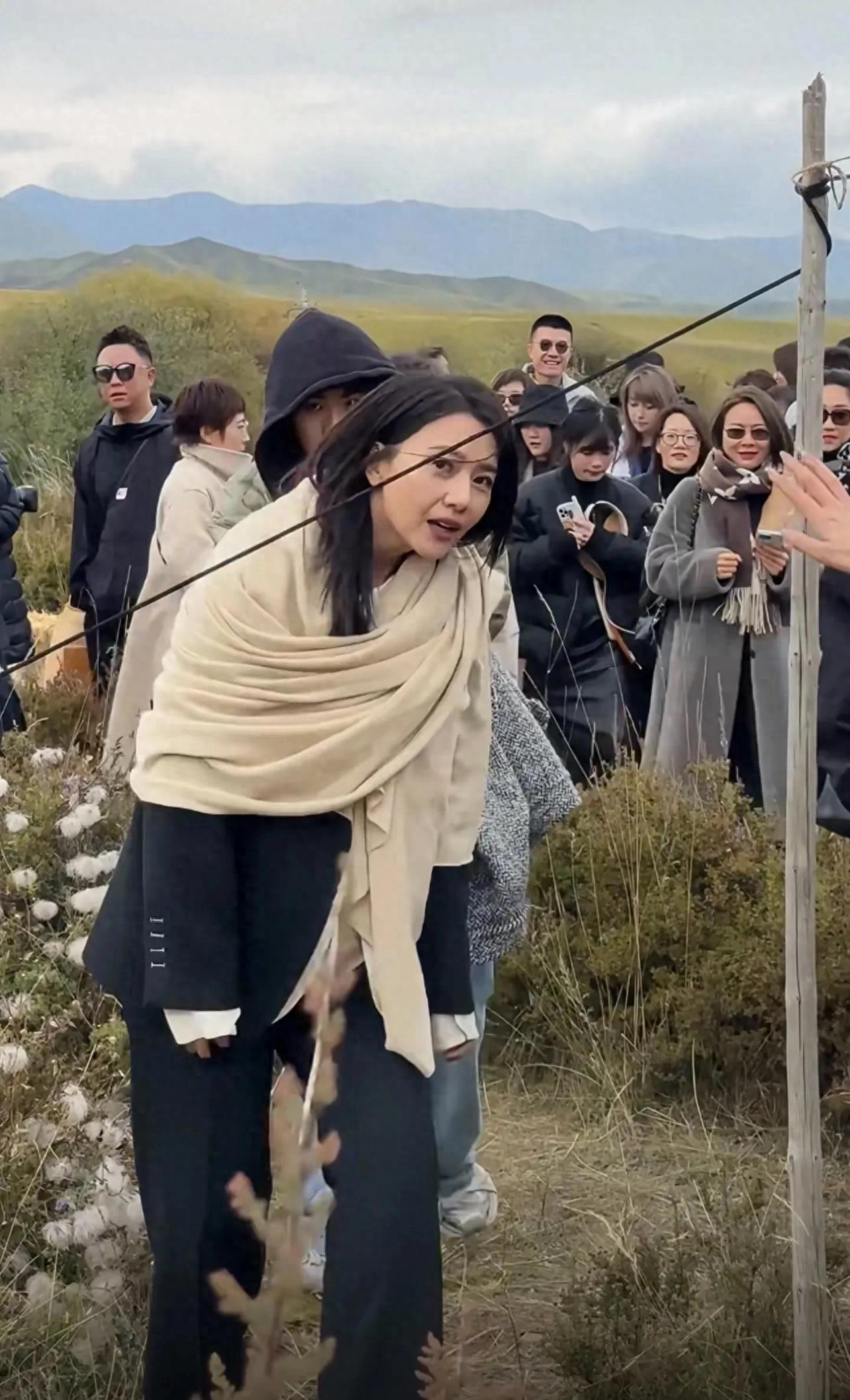 45岁高圆圆有岁月痕迹也美！黑色西装+米色披肩，温柔大气又高级