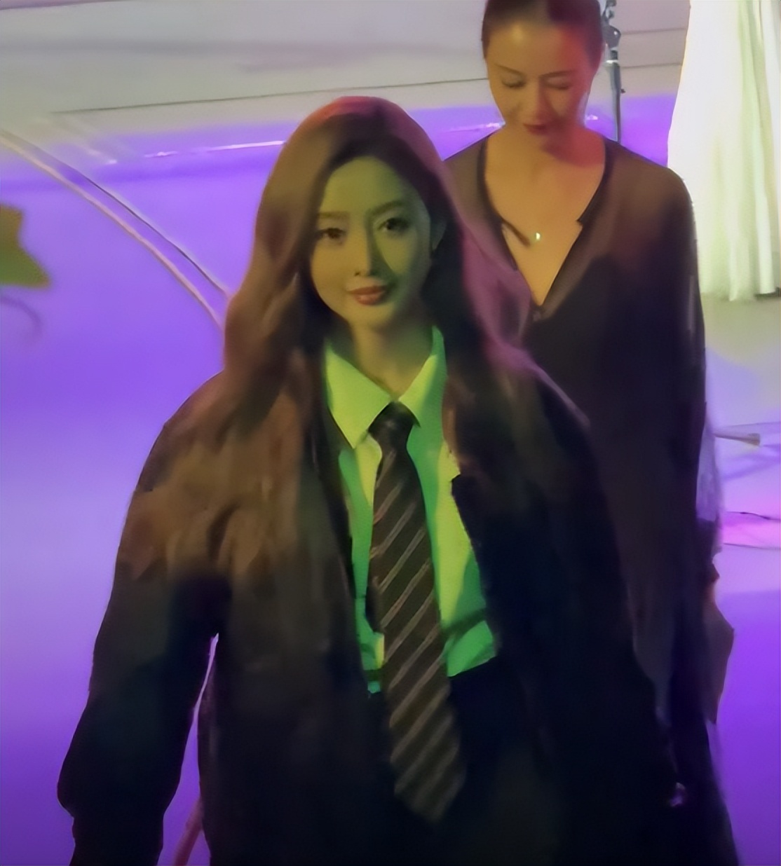 恩施红毯：张天爱不怕热，钟楚曦松弛，C位被网友嘲讽穿裙子没型