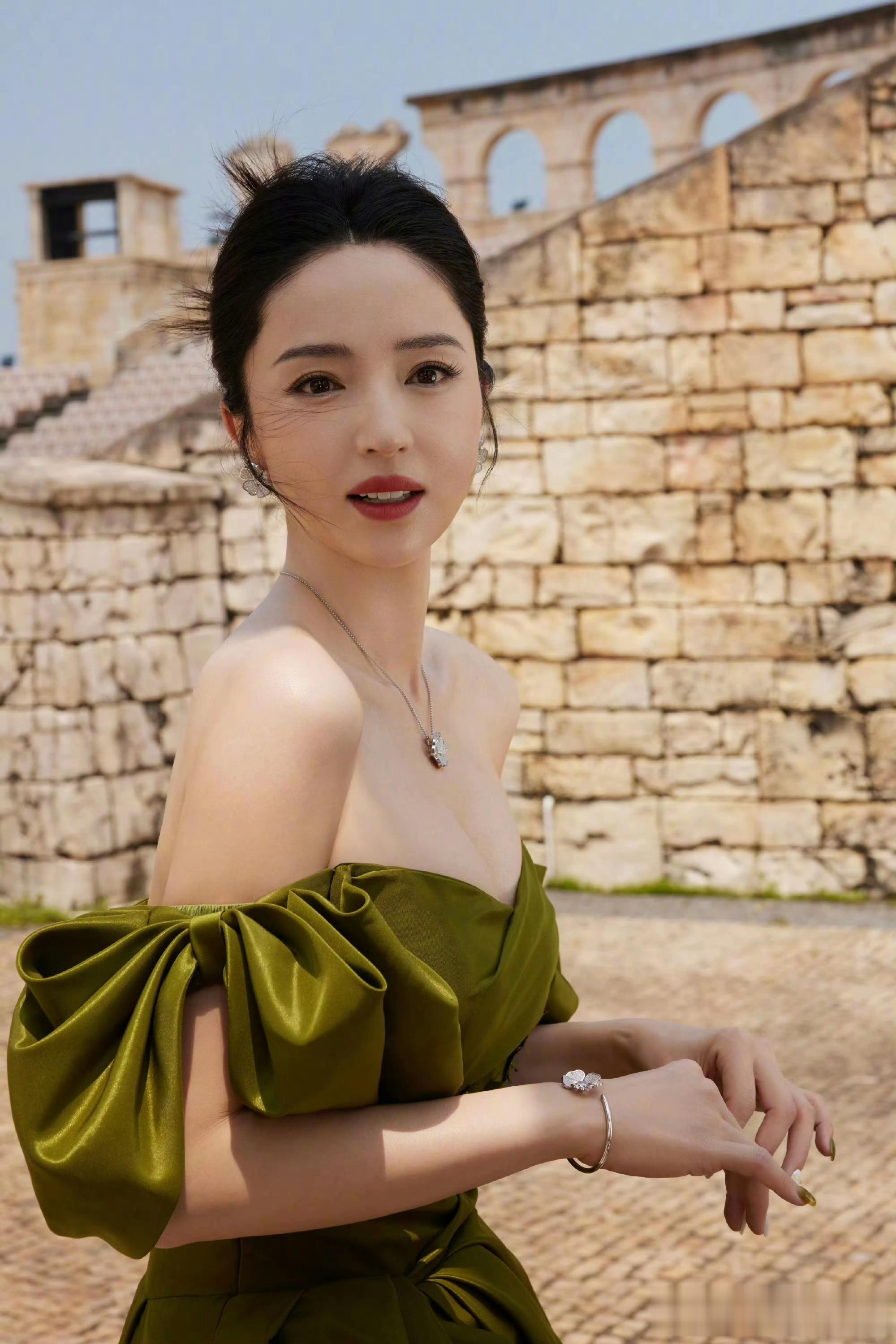 董璇橄榄绿礼裙古堡大片,优雅氛围感拉满银幕