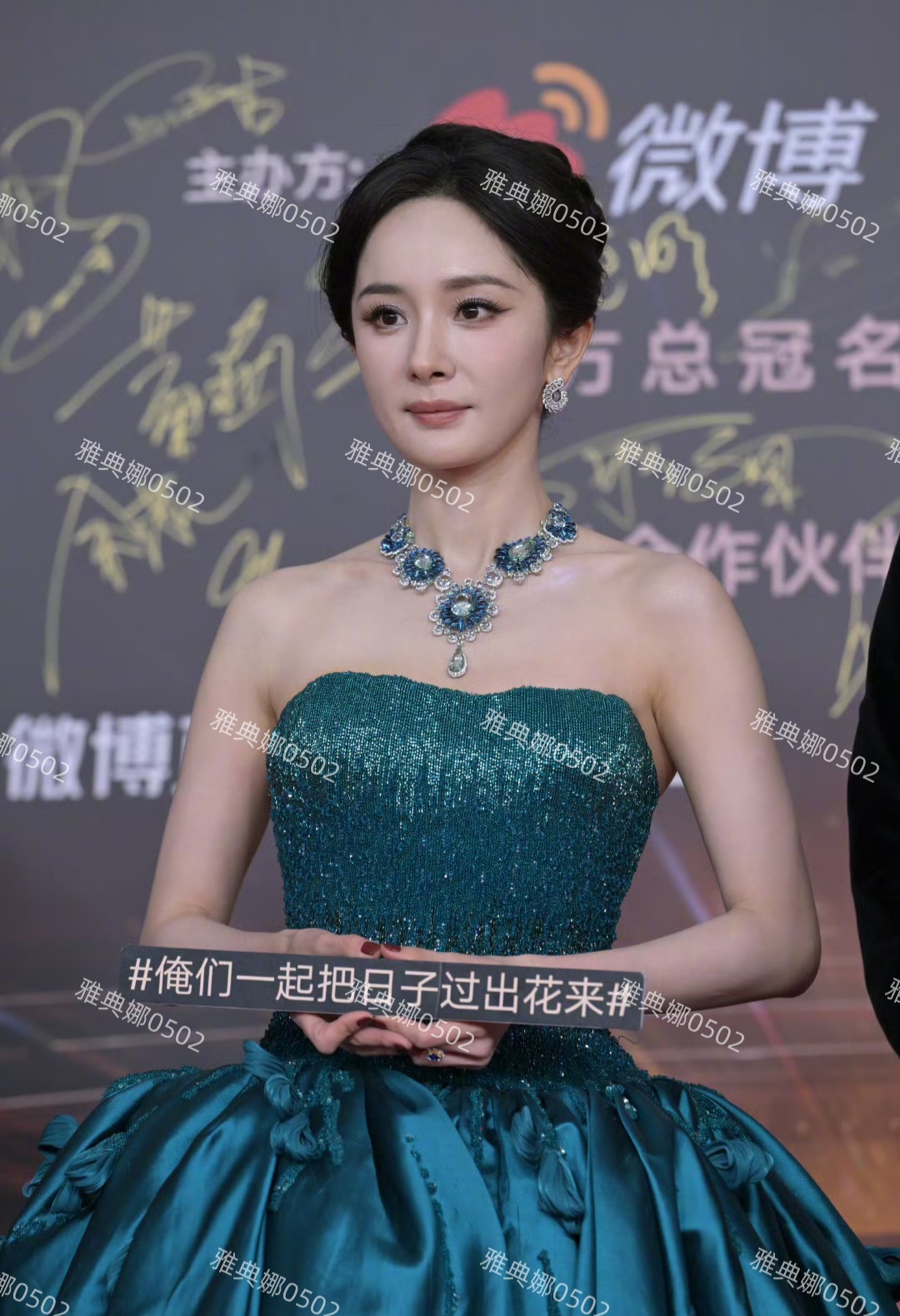 近距离看杨幂她低头垂眸的样子好美，就是太瘦了年龄感重不够年轻