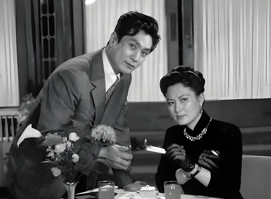 上影演员剧团看望向梅、梁波罗与于本正，让每一次相聚都暖意融融