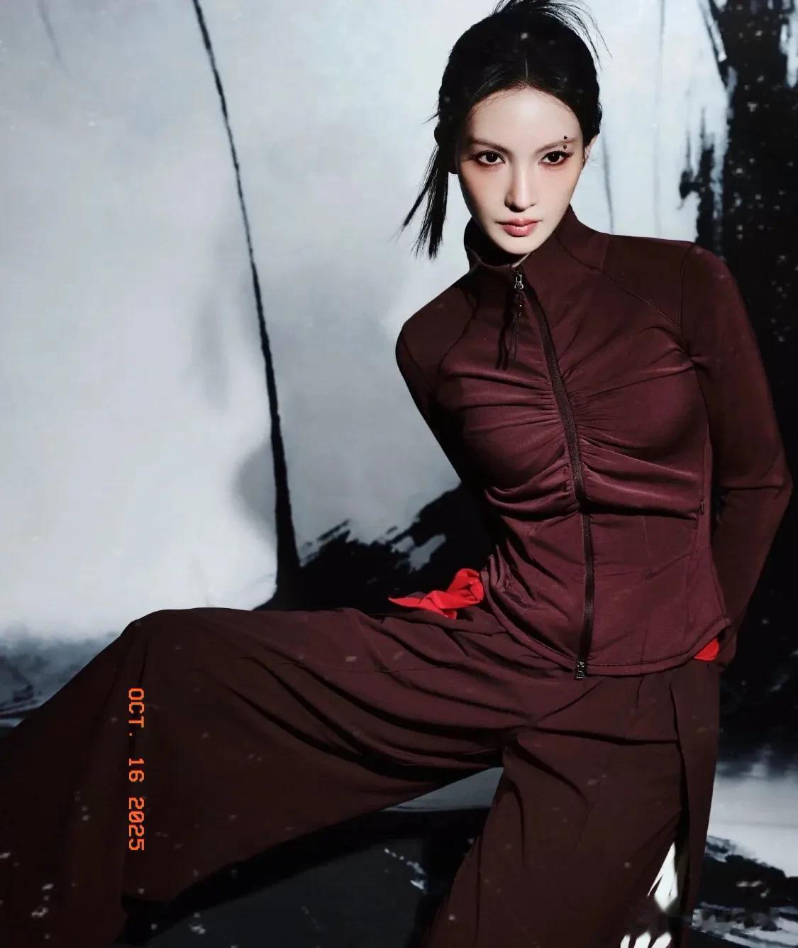 李现、马思纯看王安宇走秀笑翻了，王安宇害羞，一头扎进李现怀里