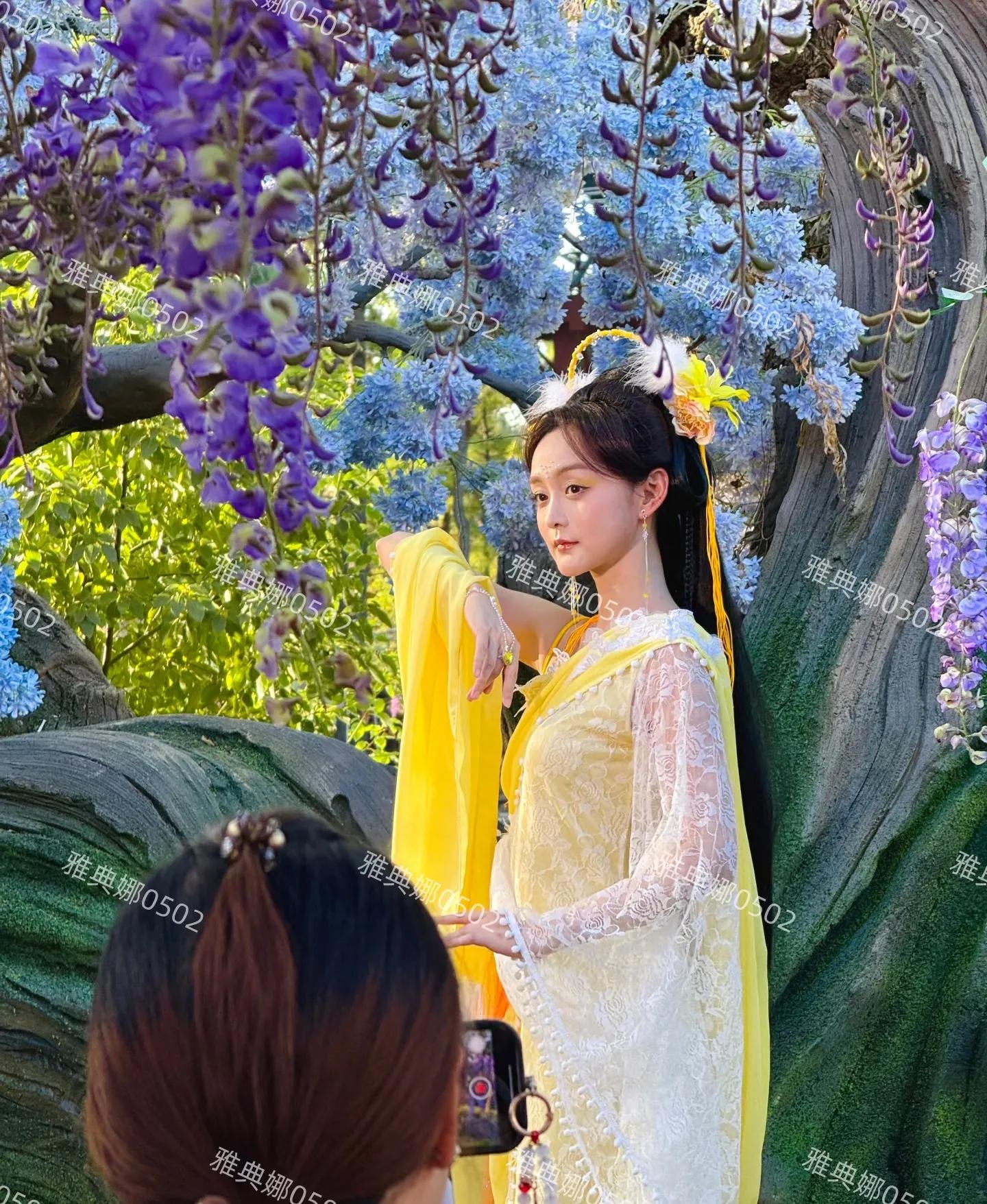 横店偶遇何泓姗她的美貌被低估了,本人很像年轻时的大S又美又灵