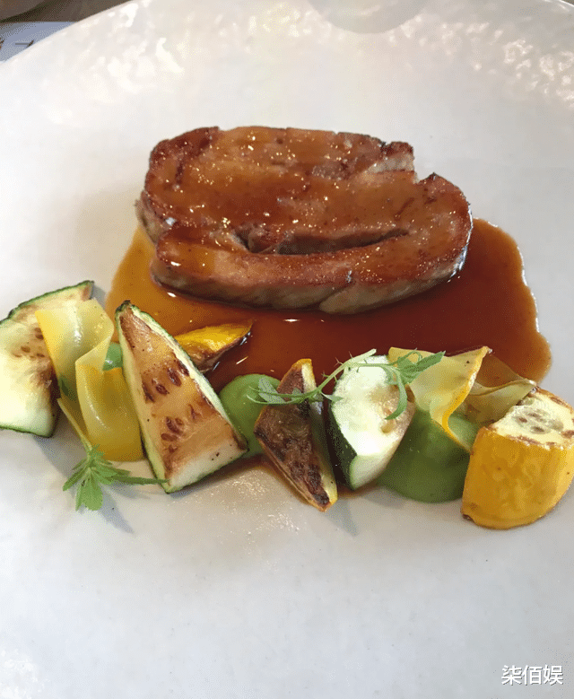 袁立夫妇国外约会，小12岁梁太平牵着老婆手还帮背包，好会哄人