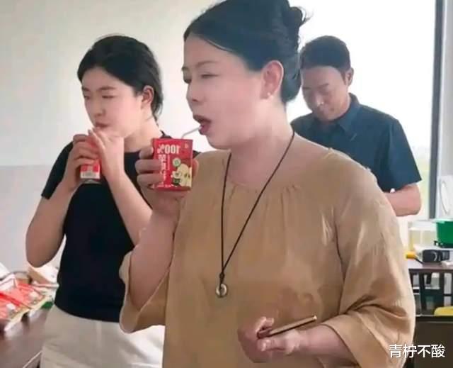 许敏直播给大家带来好物分享，直播间人气明显下滑，老两口聊近况