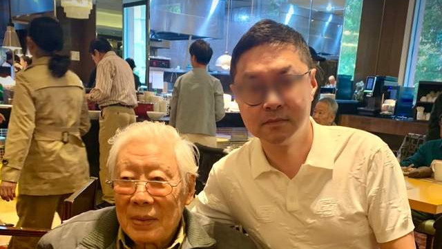 89岁焦晃外出聚餐！疑自备刀叉筷子，满头银发，知情人曝其已戒烟