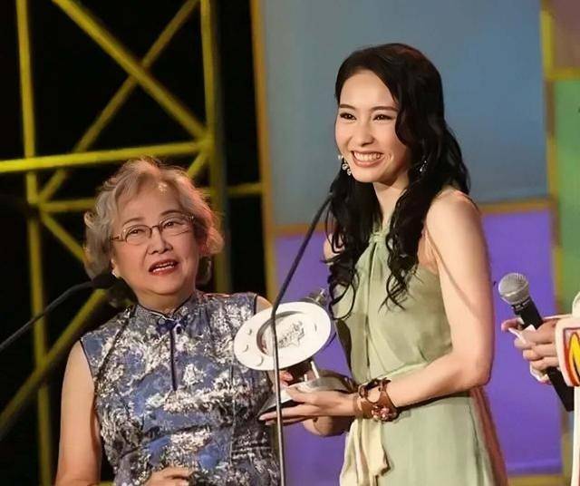 一路走好！香港资深演员离世终年93岁，和老公结婚70年恩爱如初