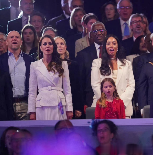 凯特王妃闪耀音乐会!夏洛特蝴蝶结和威廉礼物双加持,美出新高度