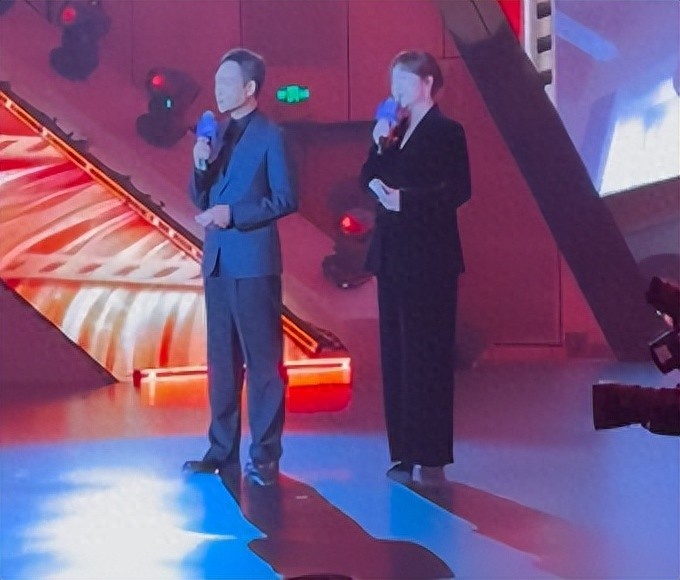 电影之夜太真实！章子怡脸肿又僵，马丽穿深V，秦海璐小肚腩抢镜