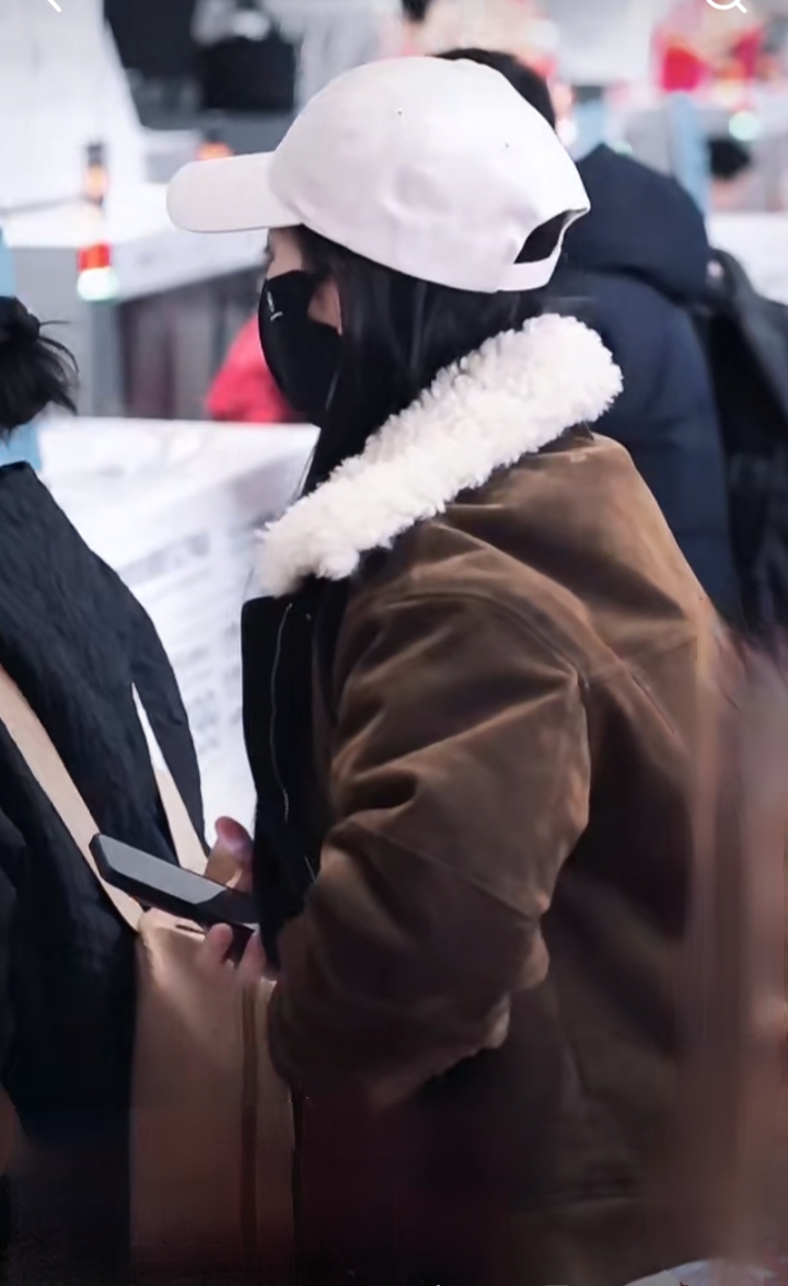 陈丽君穿毛绒领外套配棒球帽,清冷又精致,颜值气质双在线