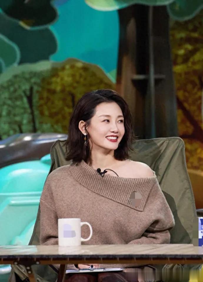 郑恺老婆苗苗烫微卷短发大变样!穿露肩针织裙+长筒靴 气质太惊艳