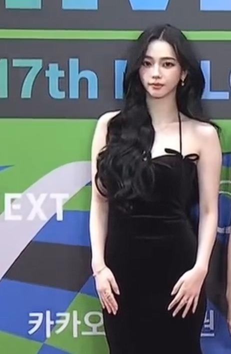 首尔这天，韩国偶像集体走红毯，没公司包装和滤镜，遍地普男普女