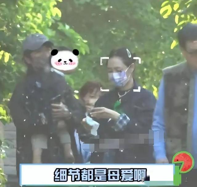 41岁白百何二胎儿子首曝光，母子俩在河沟捞鱼吃烧烤，穿搭很在线