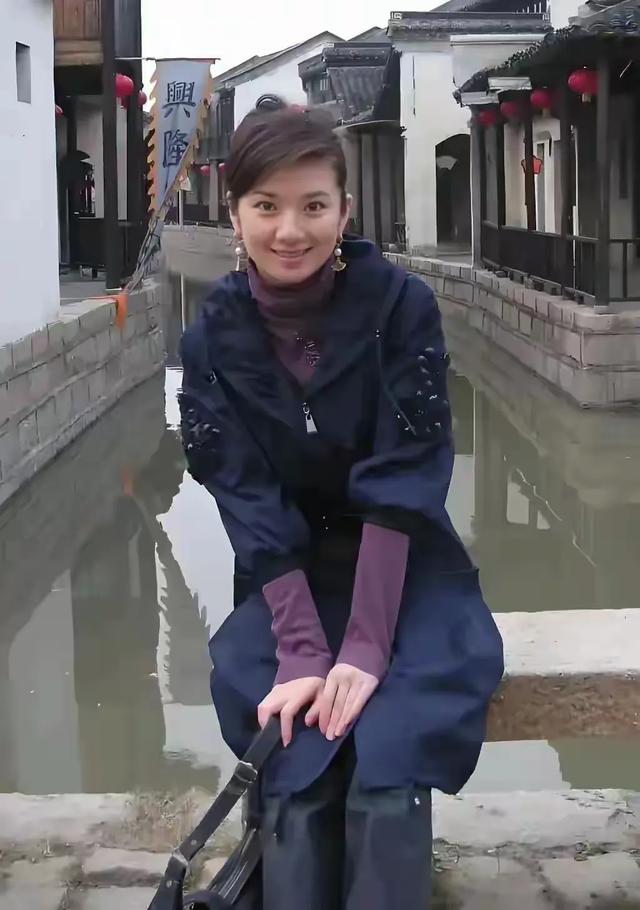 美女苑冉：演艺主持双栖的璀璨之星