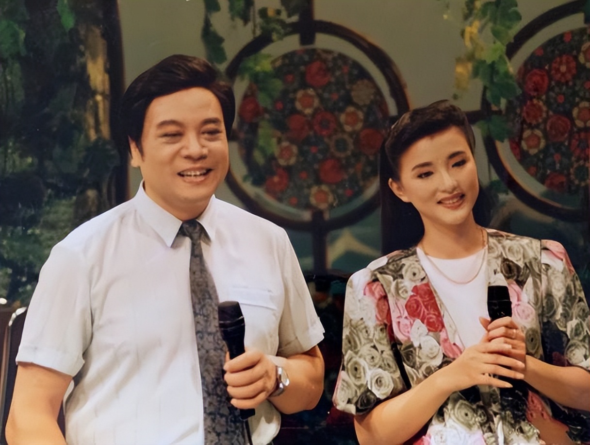 凤凰落地？57岁央视主持人上海参加活动，脸肿皱纹多，假发套抢镜