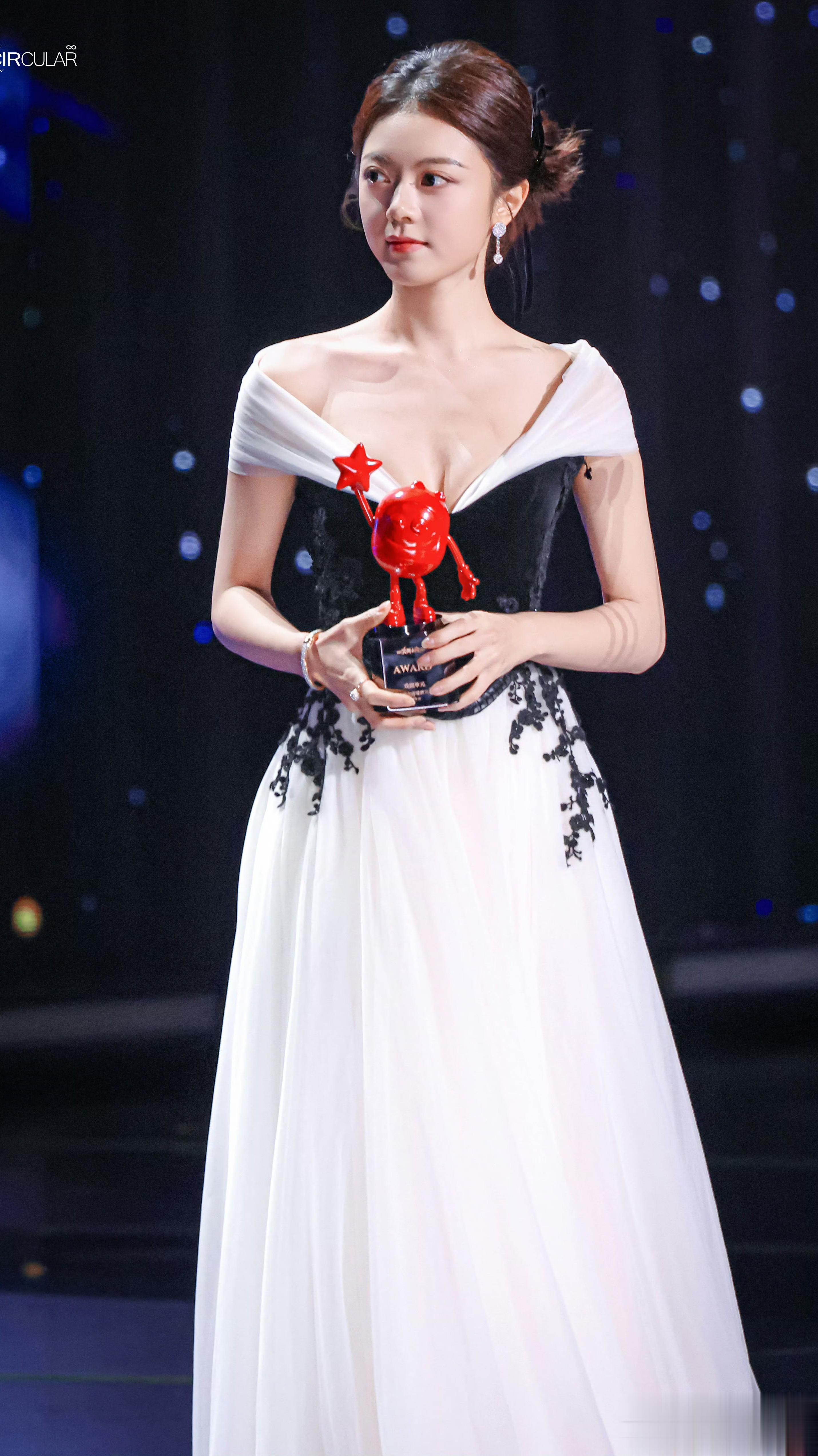 赵今麦 爱奇艺尖叫之夜，大气骨相美与惊艳造型成为焦点。