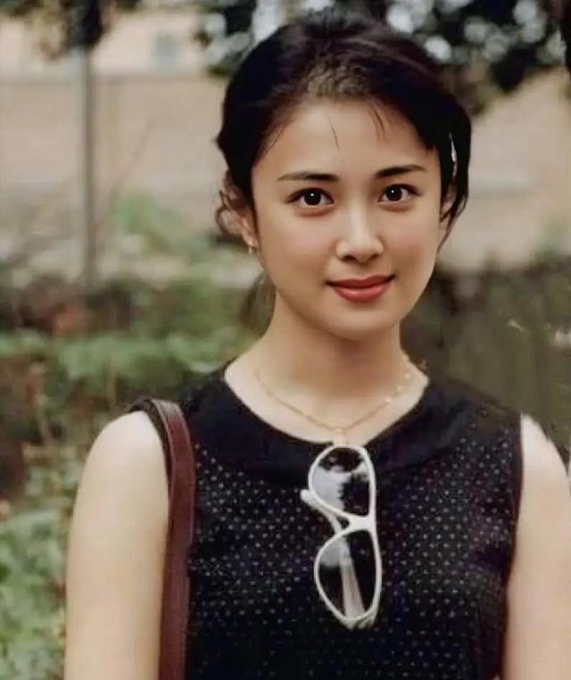 儿子已去世一年后,61岁傅艺伟罕现身!网友称其面相变了