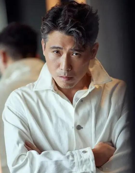 央视中秋晚会这夜,一舞台的专业歌手,却愣是没唱过两个跨界演员