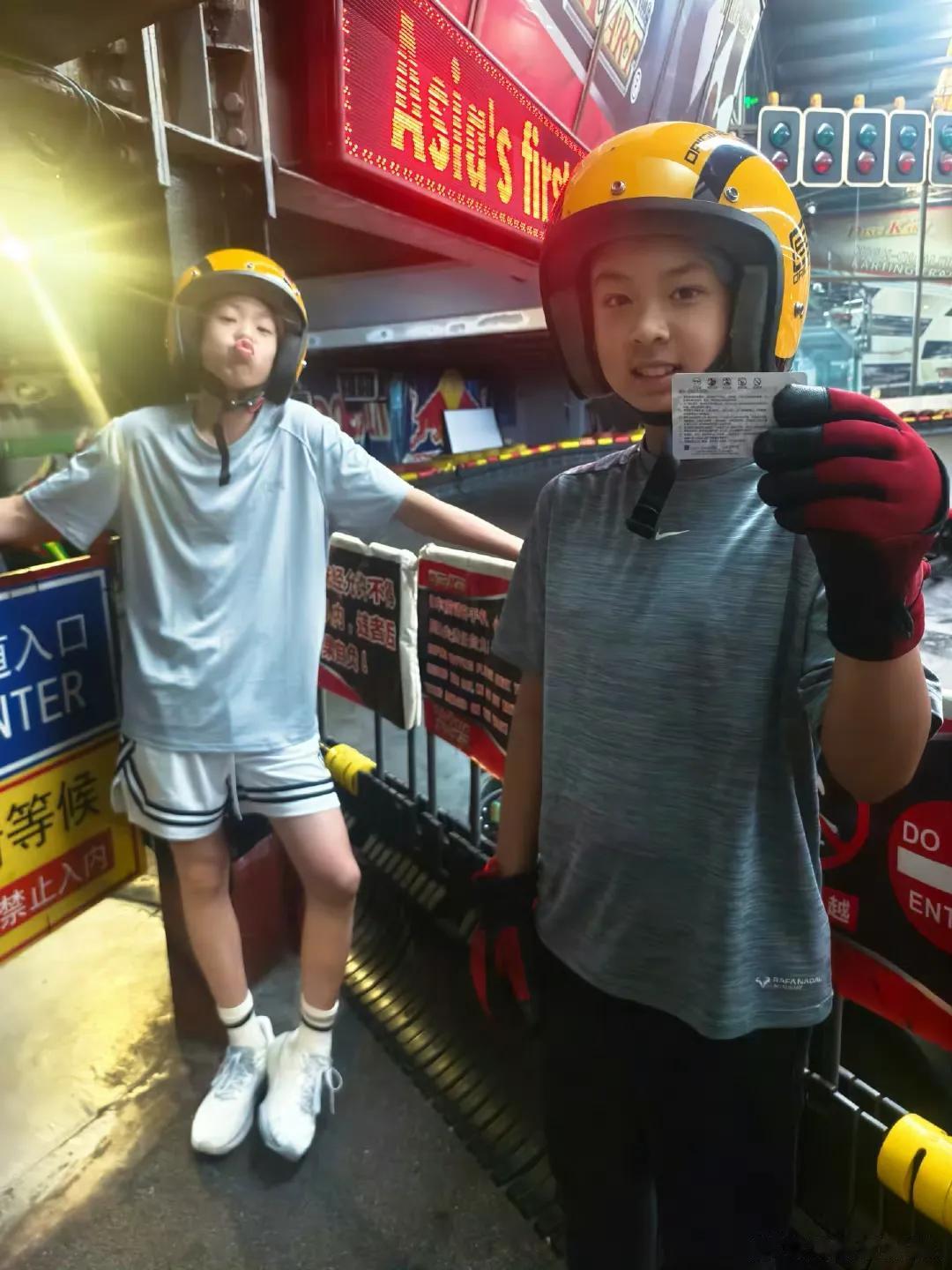 刘畊宏带陈小春吴尊儿子运动,三小帅哥同框好帅气,都长高长大了