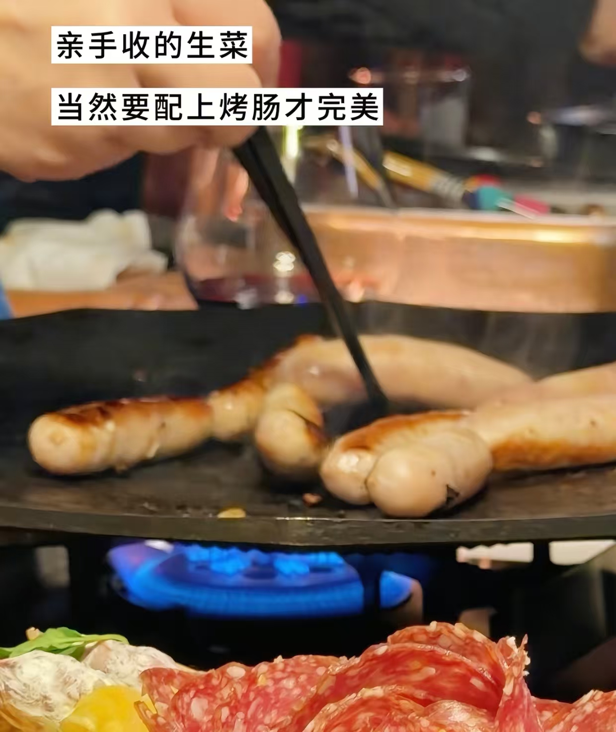 梅婷在北京别墅请客吃烤肉，婆婆炖汤，老公做硬菜，颖儿也来了!