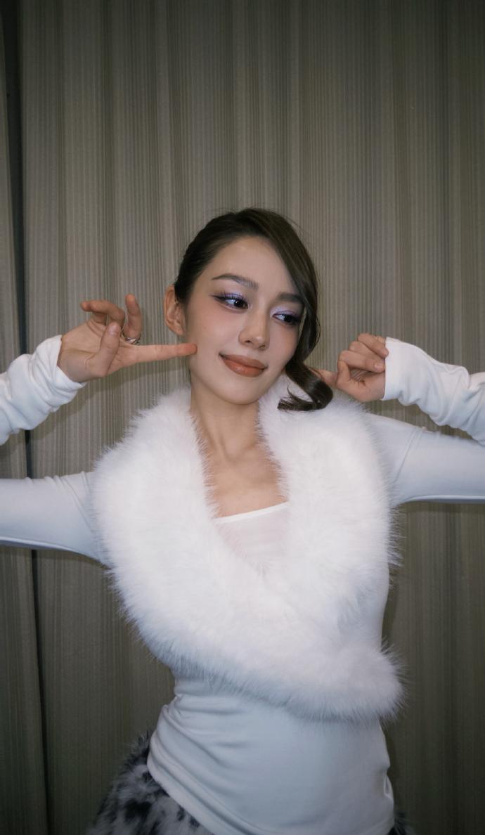 吉娜·爱丽丝的身材真是太棒了，美的简直难以形容 。