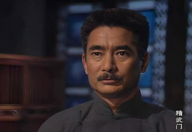 78岁演员高雄加拿大被偶遇,体态挺拔头发真多,演过霍元甲扫地僧