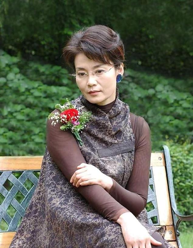 唏嘘！70岁潘虹健康引担忧 眼神痴呆走路直晃 当众骂周野芒不留面子