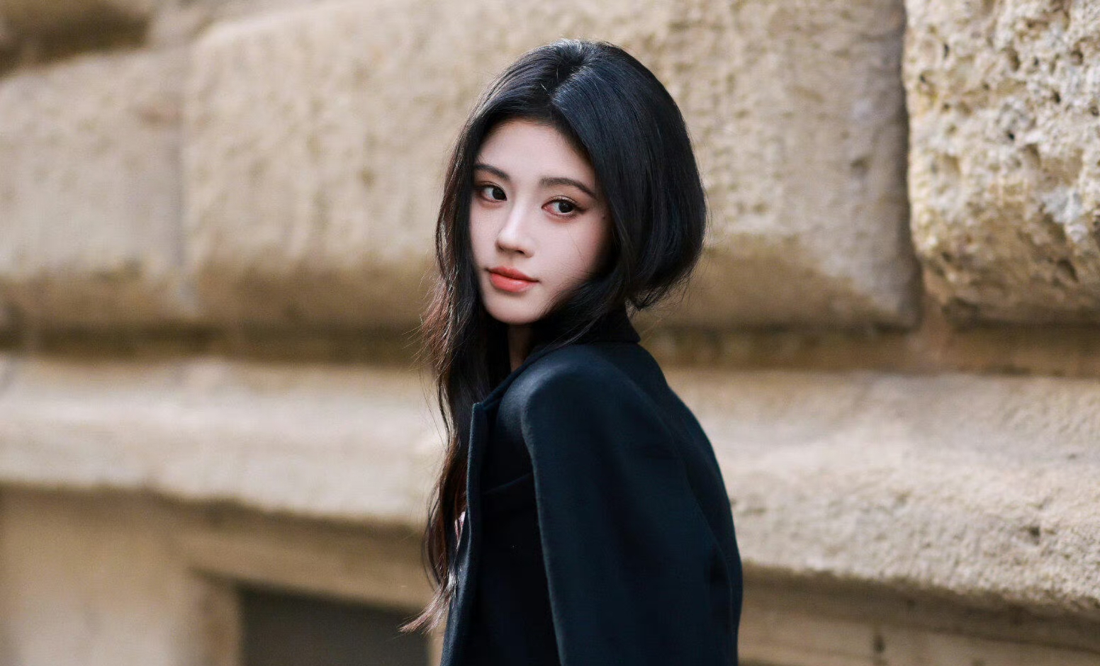 鞠婧祎怎么也算二线女星吧