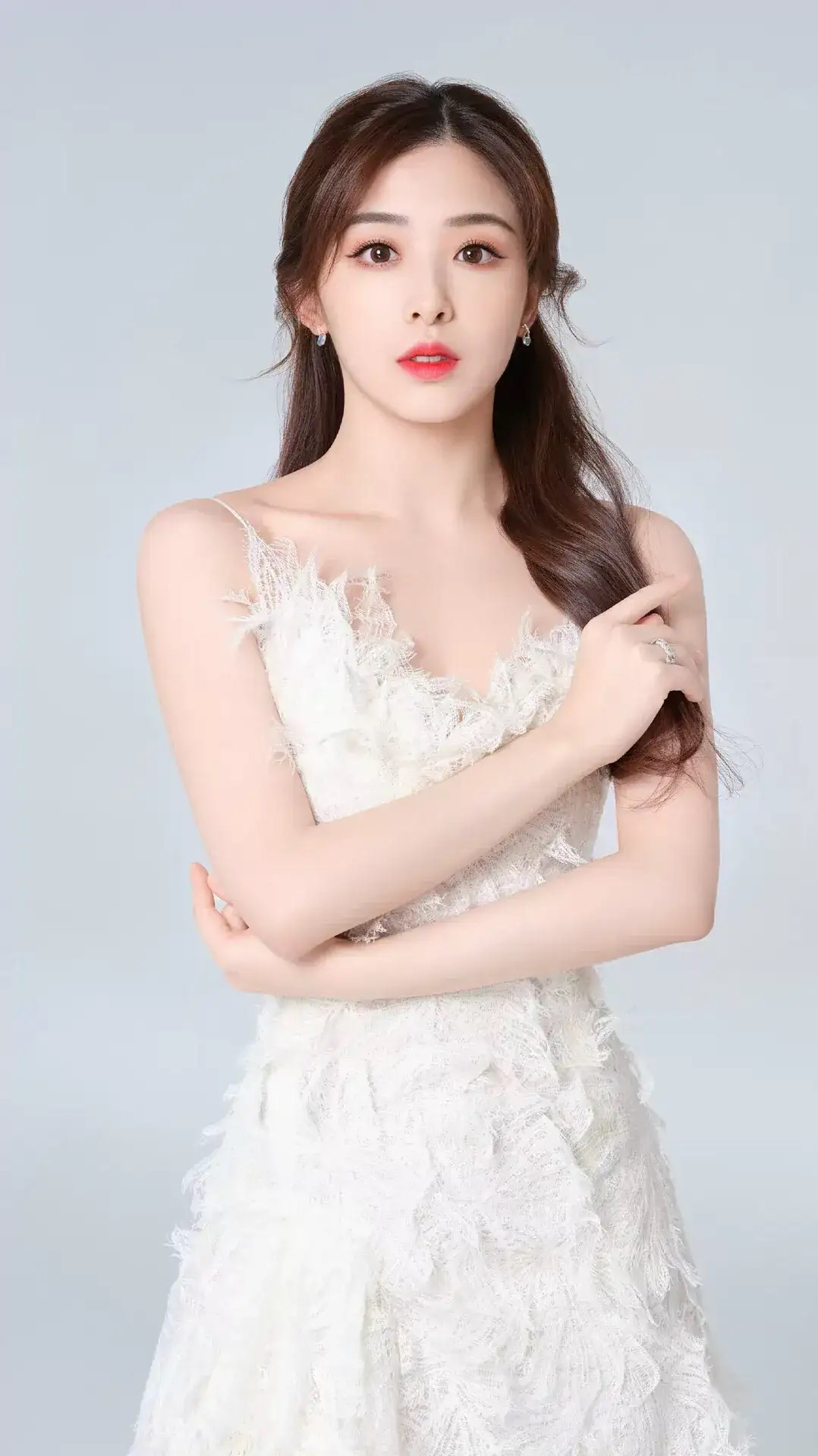 张含韵:破茧绽放的多面人生