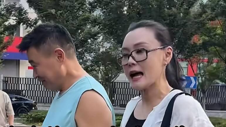 演员梁爱琪晒丁克生活，和老公逛菜市场一顿做十几道菜，好甜蜜