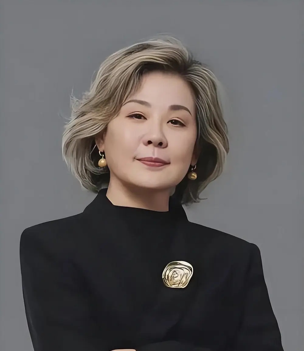 63岁刘斌北京聚会,坐主位烟不离手,63岁丛珊露面,优雅显年轻