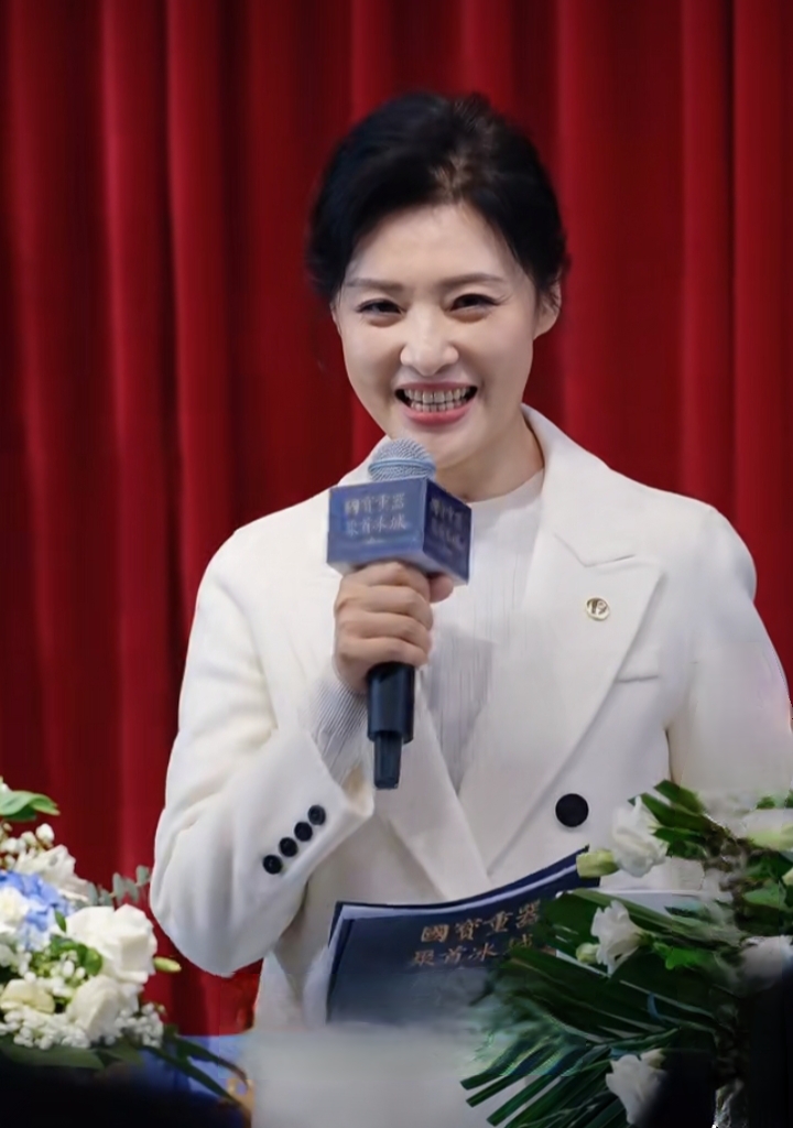 周涛一袭白西装主持国宝特展，优雅端庄尽显独特气场