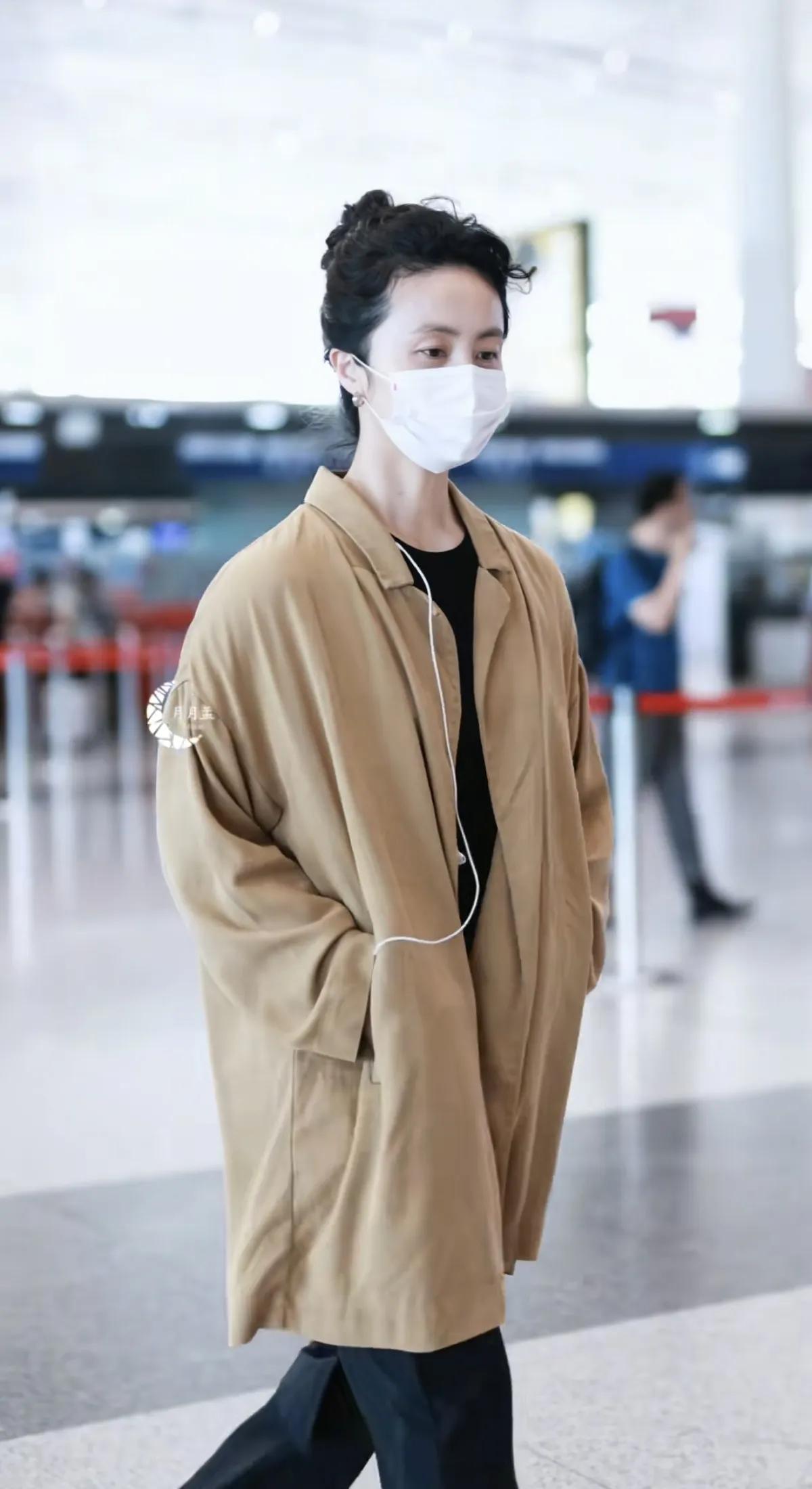 黄磊孙莉夫妇机场被偶遇,两人态度很随和,孙莉个子高挑气质出众