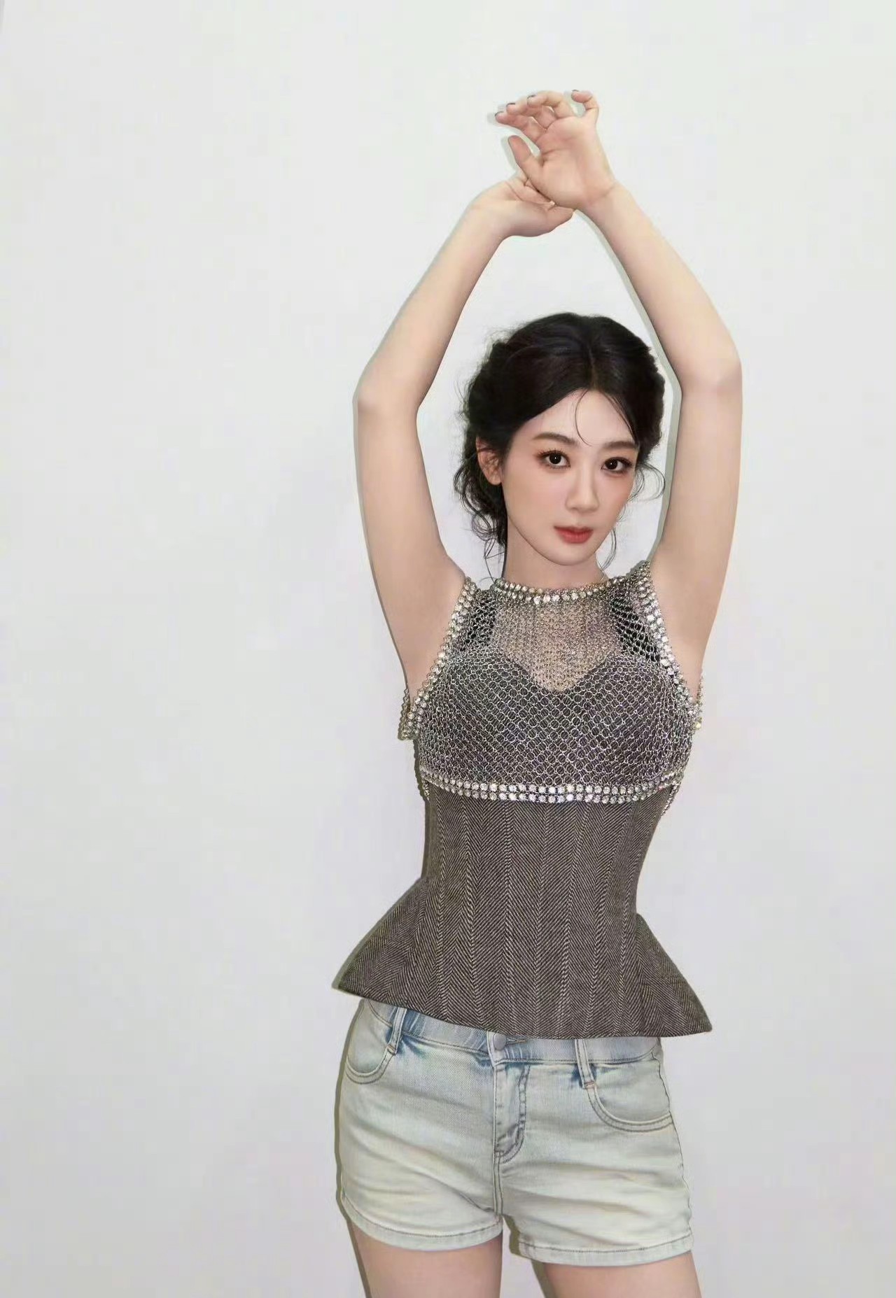 杨紫 背心配短裤又酷又辣