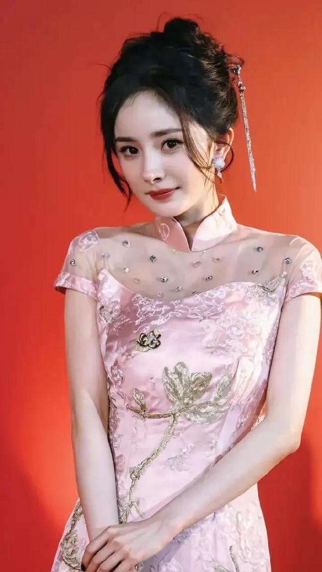杨幂的旗袍穿搭：传统韵味与现代时尚的完美结合！