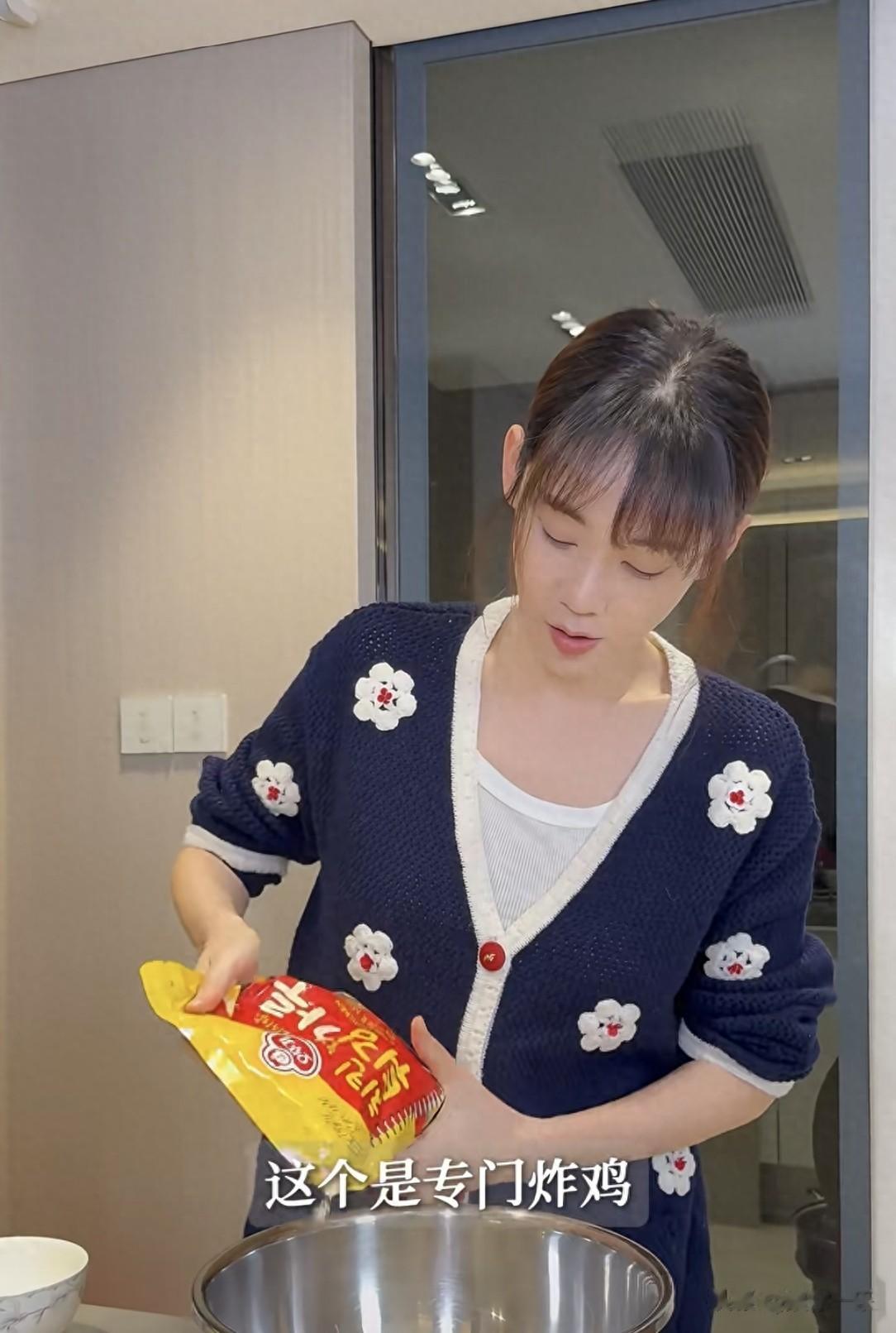 秋瓷炫给儿子做汉堡，大海不穿鞋乱跑，大方分给爷爷吃曝光家内景