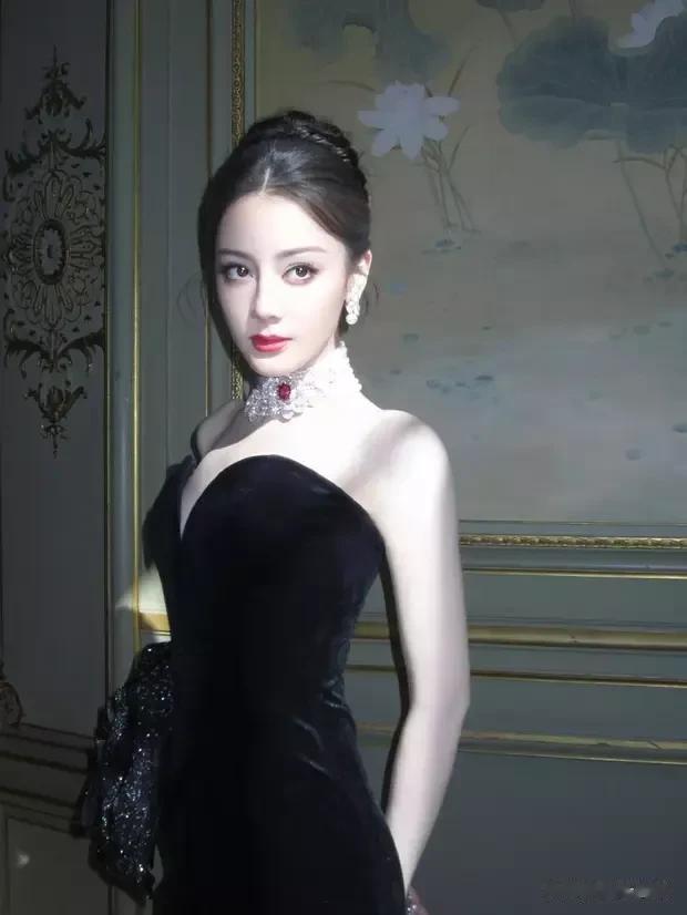 迪丽热巴穿黑玫瑰抹胸裙气质优雅 大方秀曼妙身姿