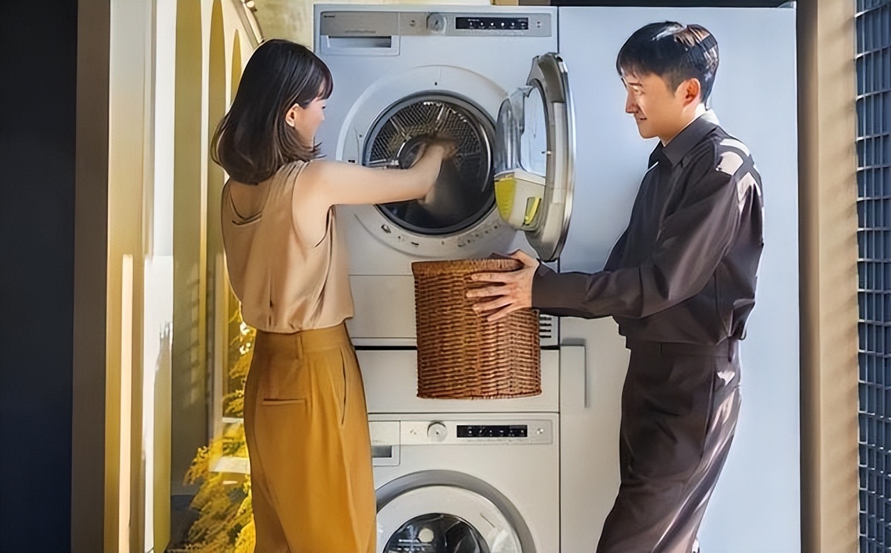 和蒋欣相恋多年，他转身娶了小4岁娇妻，如今妻子和他红透半边天