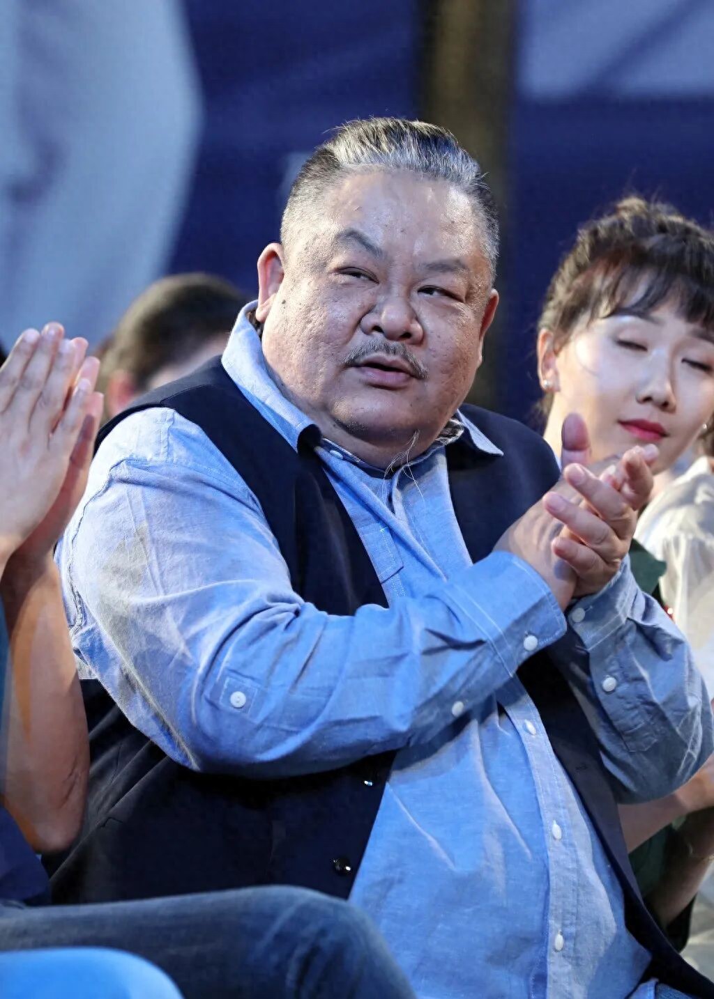 手筋断裂拒绝治疗！61岁港片“黄金配角”忍痛开工，网民直呼心酸