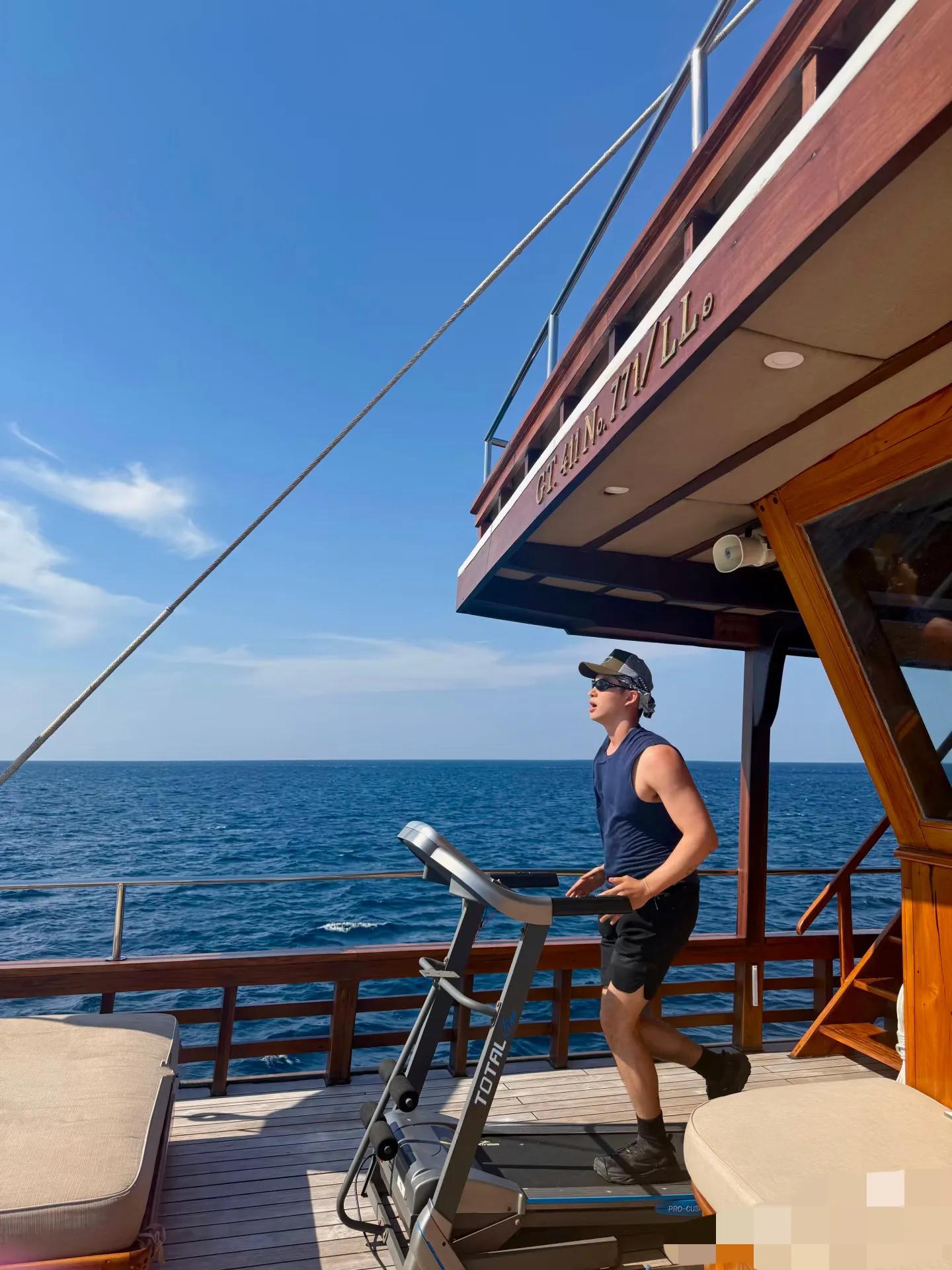 杨采钰和未婚夫高调秀恩爱，互相评论留言，老公高大帅气又多金