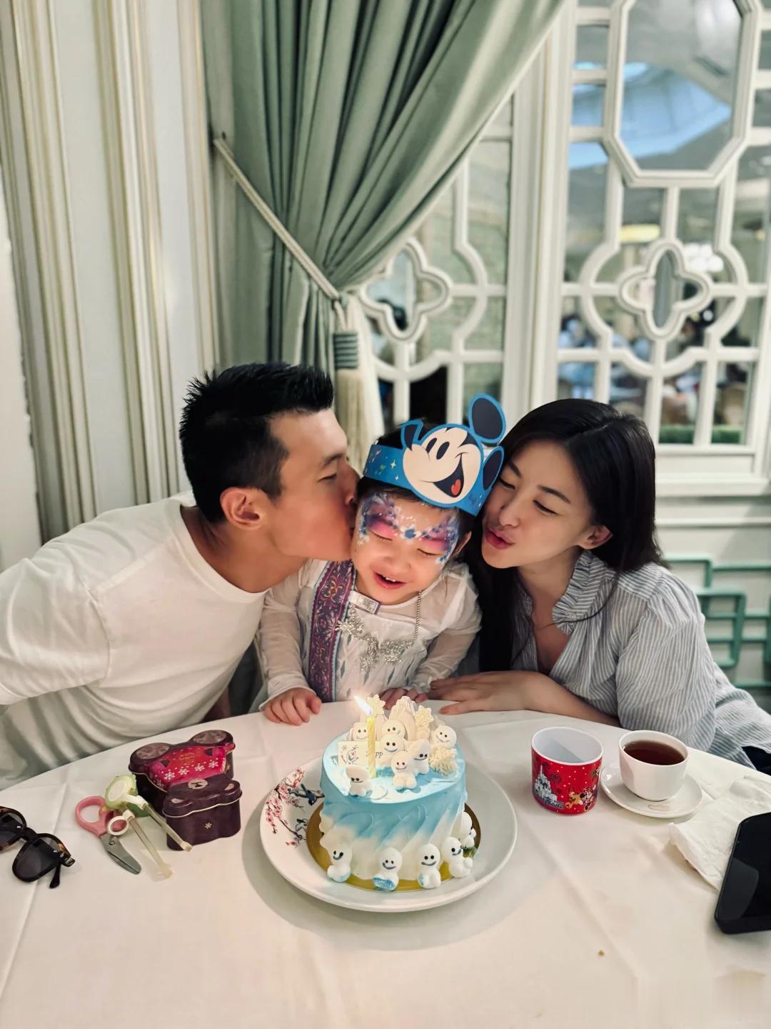 朱珠为女儿迪士尼庆生，大方展示内衣品牌，王珠宝一脸男相好抢镜