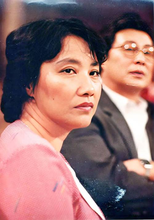 定居美国10余年，78岁却回国“捞金”，这就是人民口中\老艺术家\