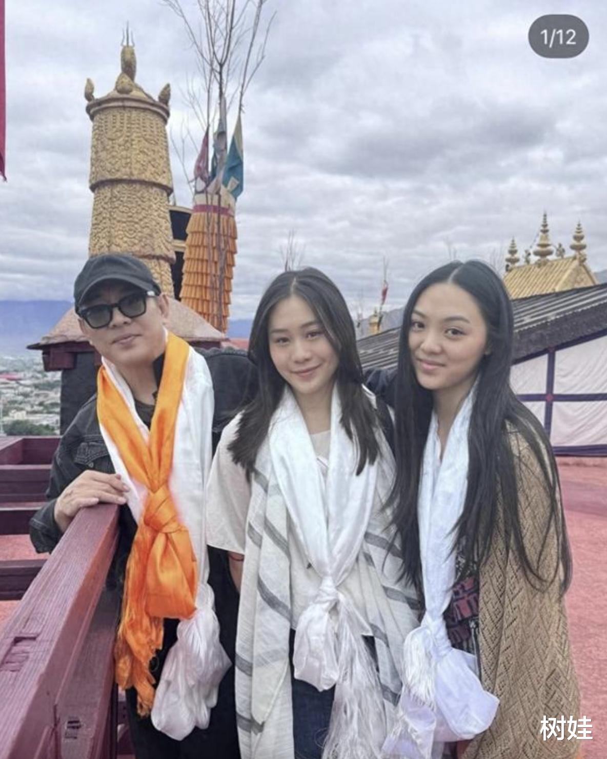 李连杰22岁女儿大学毕业，毕业礼与同学狂欢家人没来，长得像利智