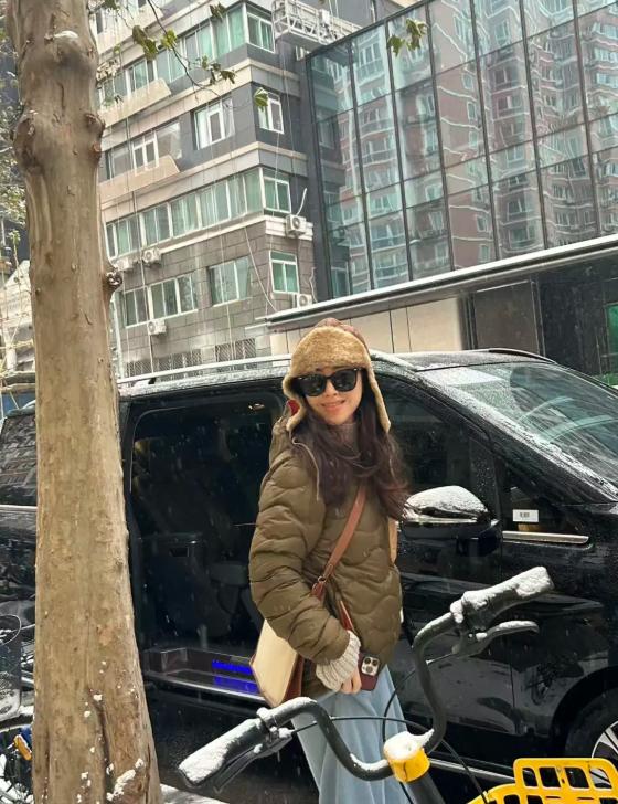 41岁朱珠搬新家！老公厨房做饭她负责摆桌子，4岁小珠宝窗前看雪