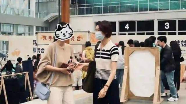 车晓北京逛市集，背帆布包打扮朴素像家庭主妇，手臂细如竹竿太瘦