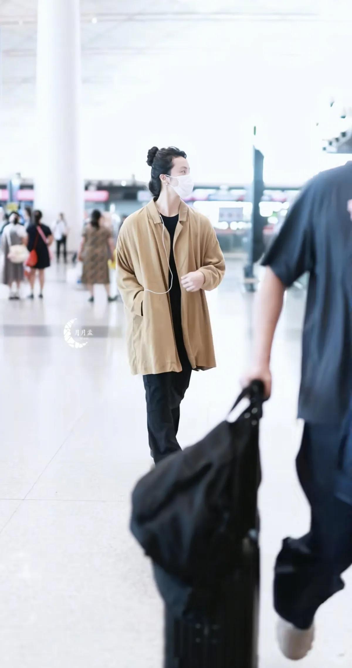 黄磊孙莉夫妇机场被偶遇,两人态度很随和,孙莉个子高挑气质出众