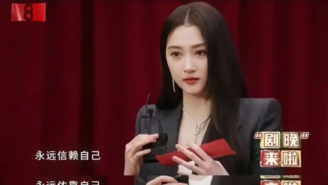 分手传闻三个月，关晓彤形象大变让人认不出，网友: 这还是她?