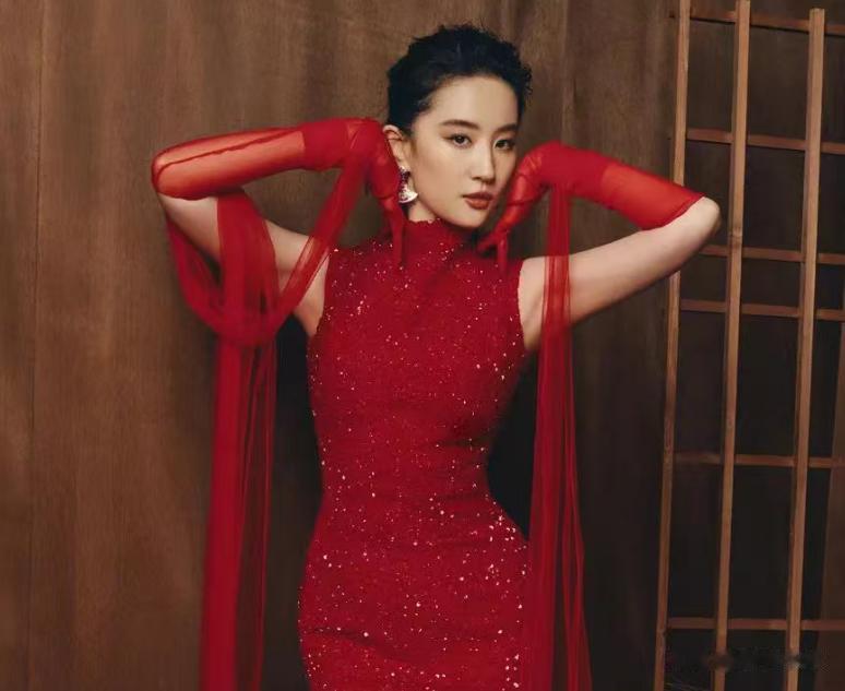 VOGUE热捧刘亦菲被反噬，20周年众多大咖不出席，场面太尴尬！