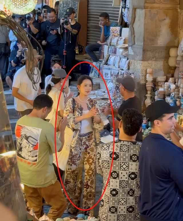 开罗偶遇明星,生图状态下李沁满脸褶显老,陈数脸凹瘦成皮包骨